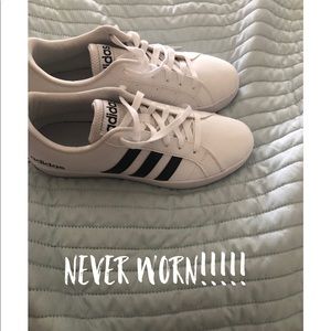 💕Adidas sneaks never worn💕